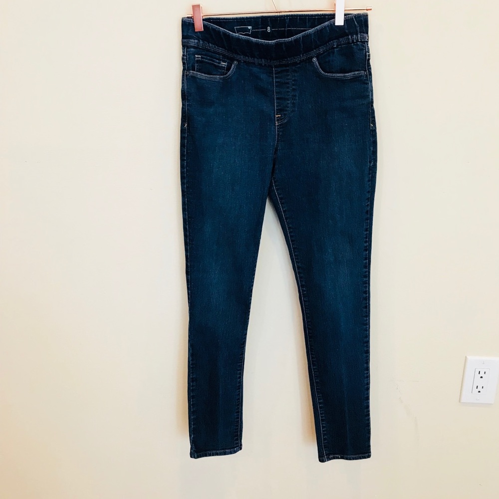 Levi’s- Woman’s Straight Leg Jeans -8